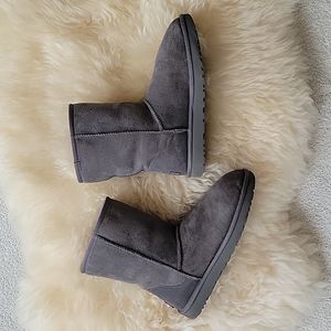 Ugg boots classic short II. Ladies size 9.